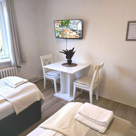Zentrale 3-Zimmer Wohnung Mit Balkon - Perfekt Fuer Monteure Und Familien นอยมึนสเตอร์ ภายนอก รูปภาพ