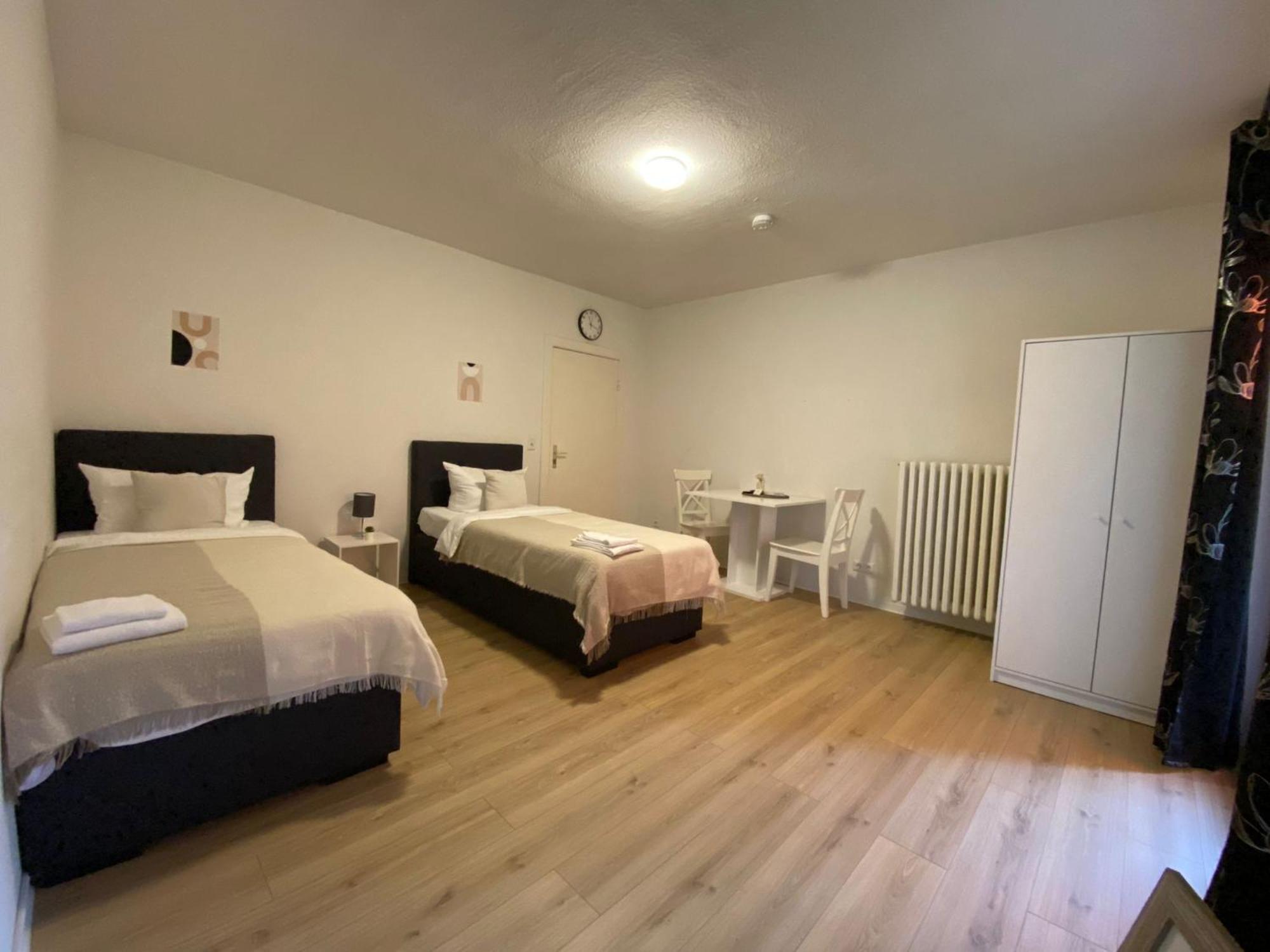 Zentrale 3-Zimmer Wohnung Mit Balkon - Perfekt Fuer Monteure Und Familien นอยมึนสเตอร์ ภายนอก รูปภาพ