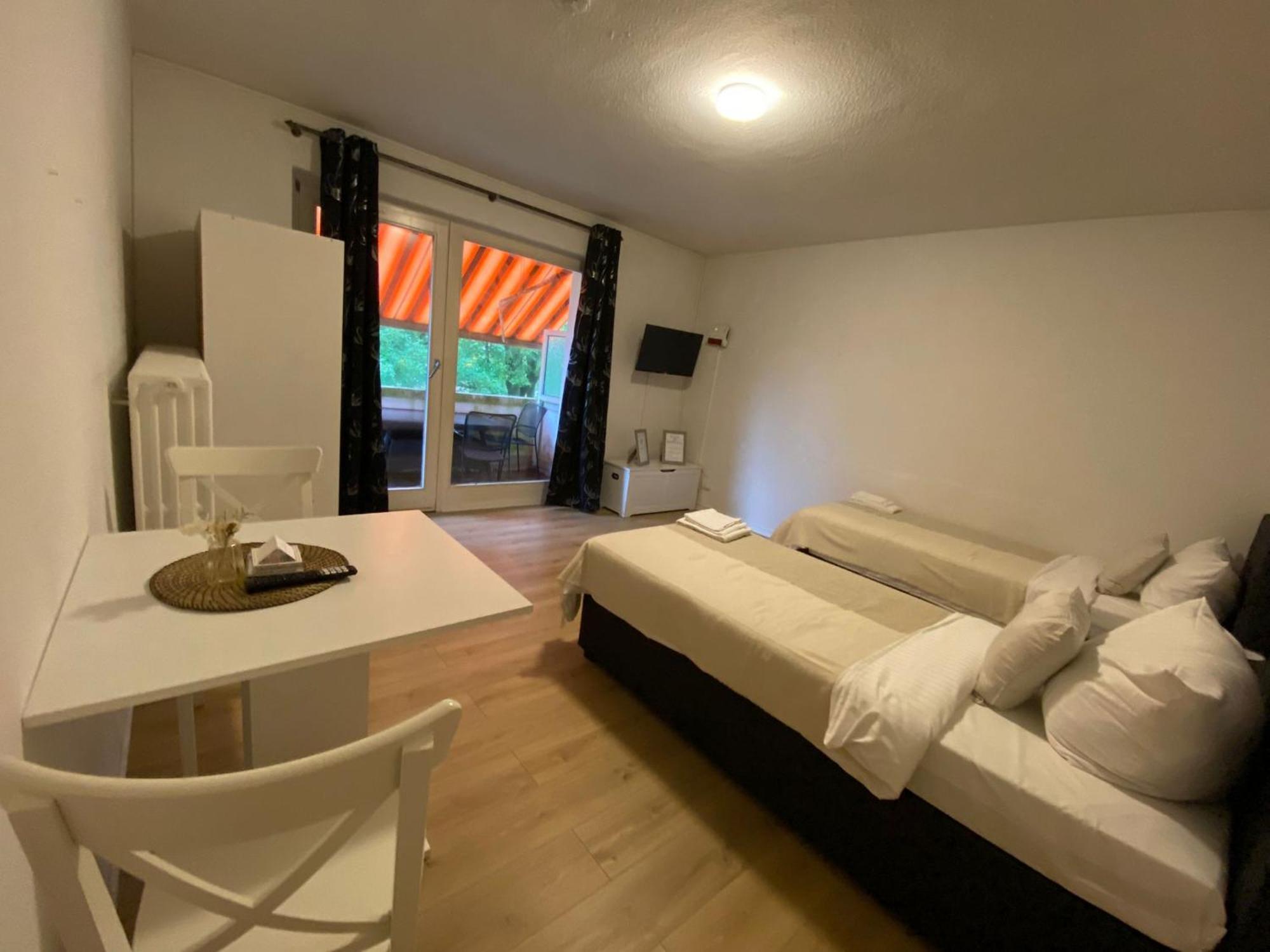 Zentrale 3-Zimmer Wohnung Mit Balkon - Perfekt Fuer Monteure Und Familien นอยมึนสเตอร์ ภายนอก รูปภาพ