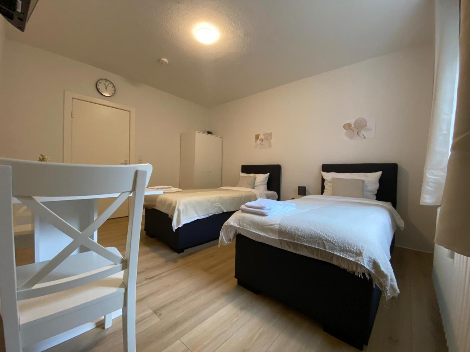Zentrale 3-Zimmer Wohnung Mit Balkon - Perfekt Fuer Monteure Und Familien นอยมึนสเตอร์ ภายนอก รูปภาพ