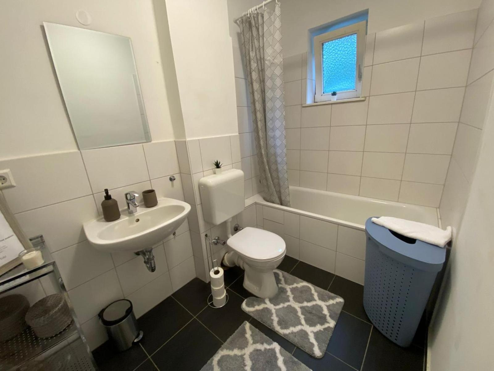 Zentrale 3-Zimmer Wohnung Mit Balkon - Perfekt Fuer Monteure Und Familien นอยมึนสเตอร์ ภายนอก รูปภาพ