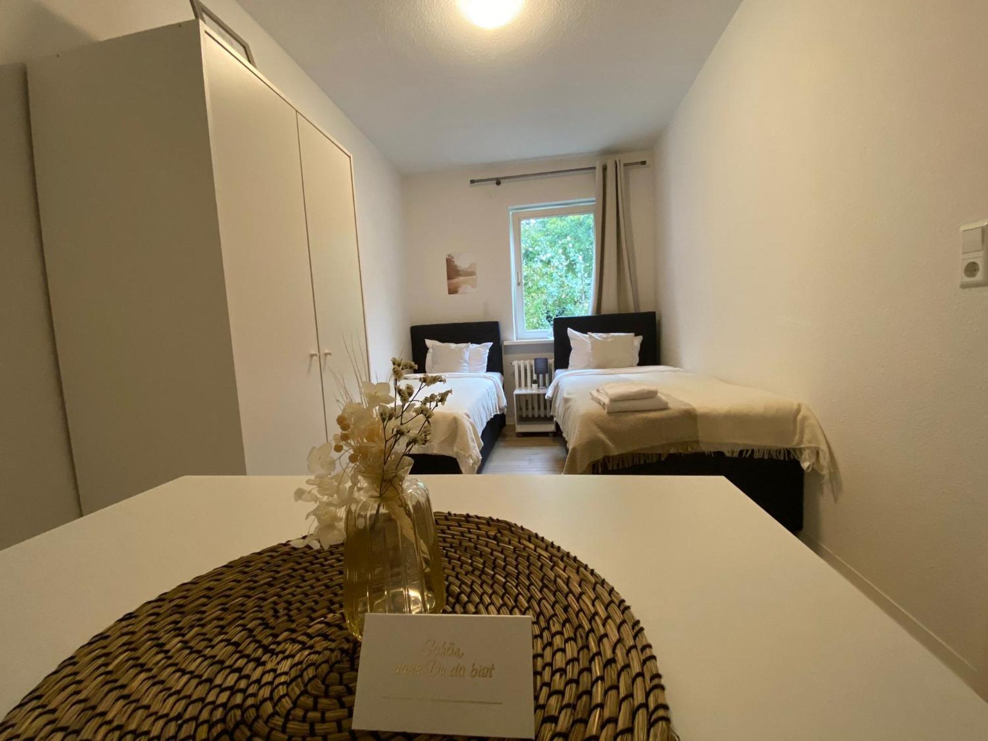 Zentrale 3-Zimmer Wohnung Mit Balkon - Perfekt Fuer Monteure Und Familien นอยมึนสเตอร์ ภายนอก รูปภาพ