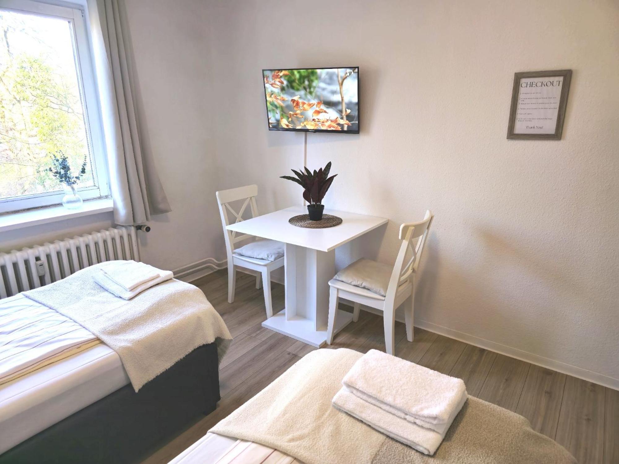 Zentrale 3-Zimmer Wohnung Mit Balkon - Perfekt Fuer Monteure Und Familien นอยมึนสเตอร์ ภายนอก รูปภาพ